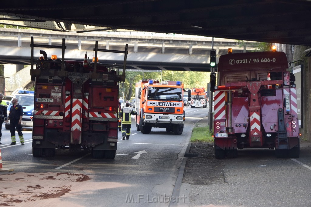 LKW blieb unter Bruecke haengen Koeln Ehrenfeld Innere Kanalstr Hornstr P102.JPG - Miklos Laubert